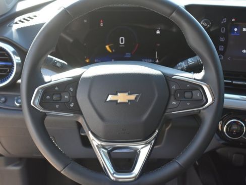 Used 2025 Chevrolet Trax LT w/ LT Convenience Package FWD image 19
