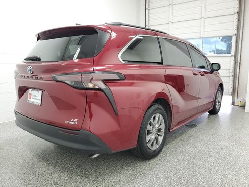 Certified 2023 Toyota Sienna LE FWD image 5