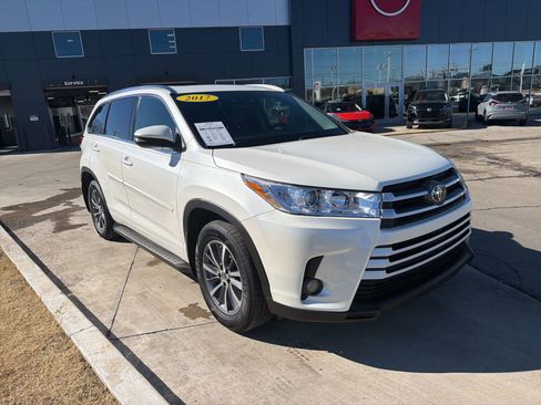 Used 2017 Toyota Highlander SE image 3