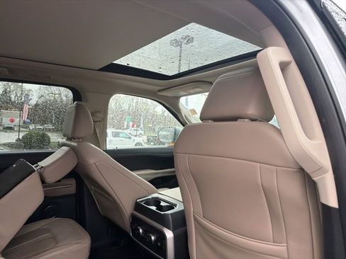 Used 2022 Ford Expedition Limited image 15