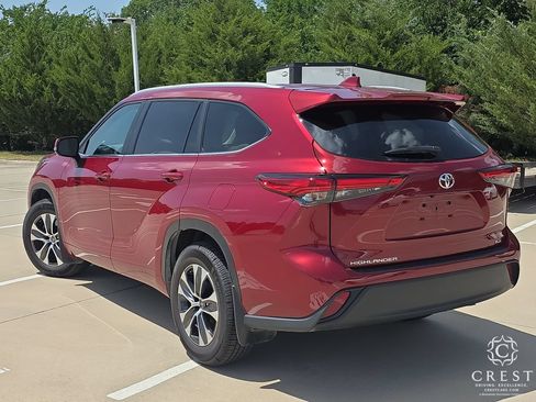 Used 2023 Toyota Highlander XLE FWD image 3