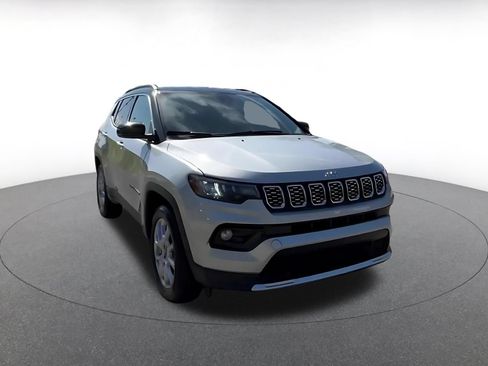 Used 2025 Jeep Compass Limited AWD/4WD image 3
