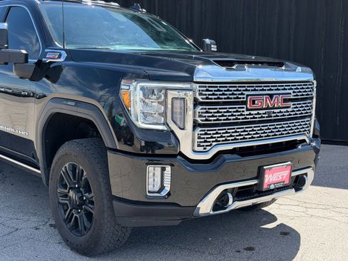 Used 2023 GMC Sierra 2500 Denali w/ Denali Black Diamond Edition AWD/4WD image 3