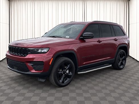 Used 2025 Jeep Grand Cherokee Altitude RWD image 8