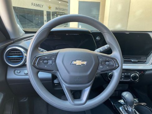 Used 2025 Chevrolet Trax LT image 31