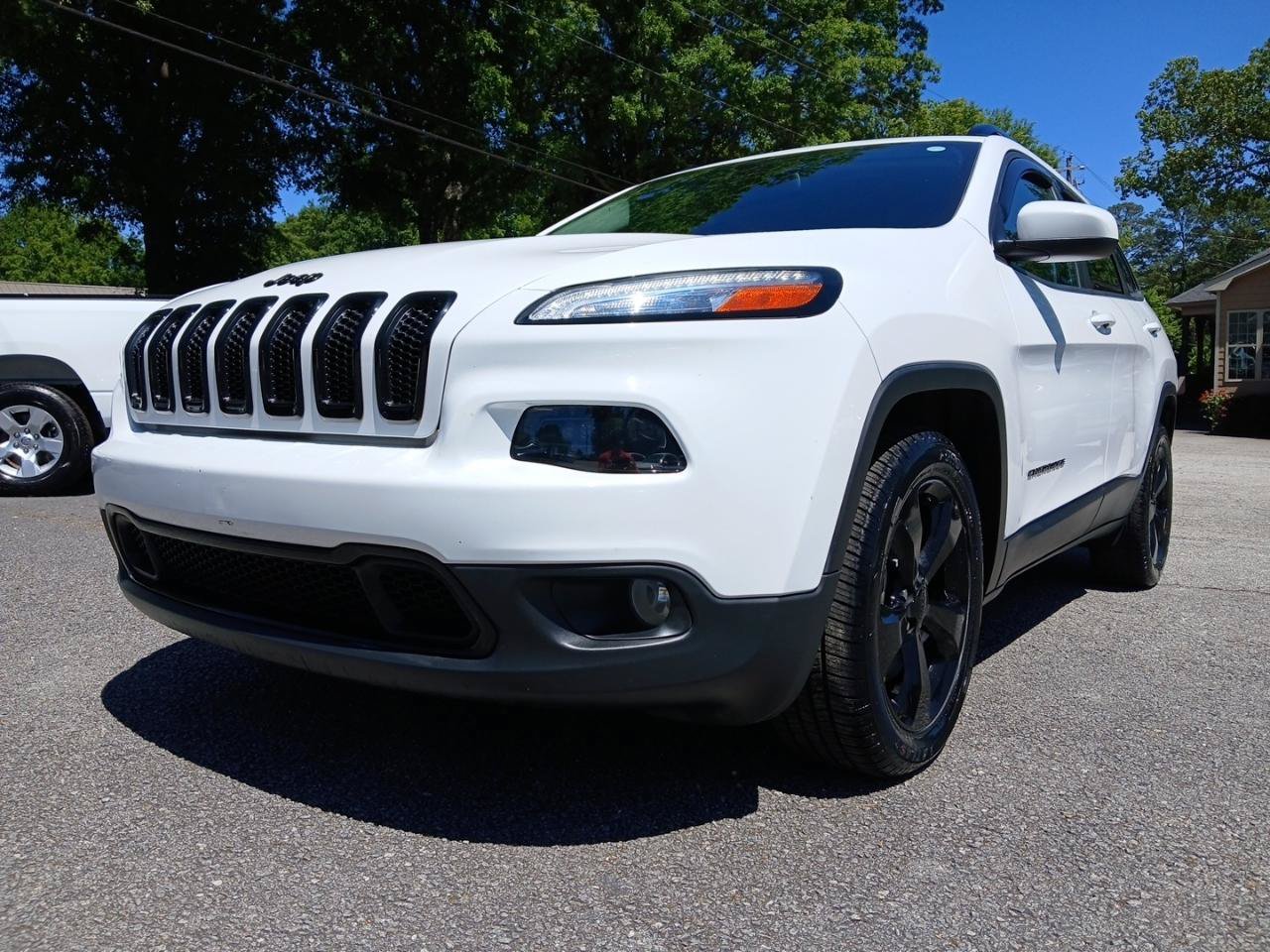 Used 2018 Jeep Cherokee Latitude w/ Altitude Package FWD image 2