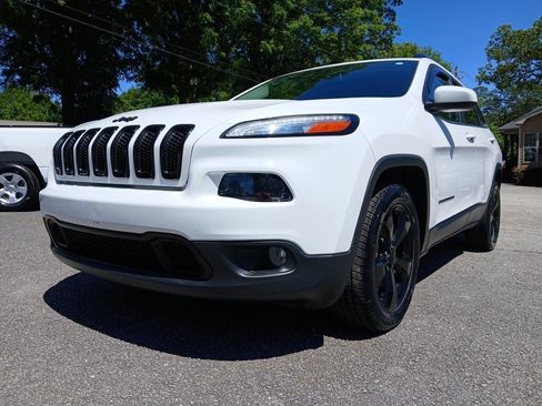 Used 2018 Jeep Cherokee Latitude w/ Altitude Package FWD image 2