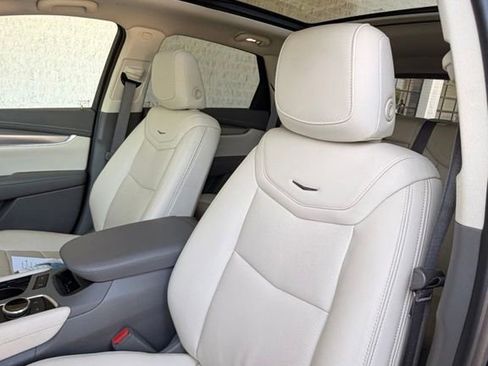 Used 2021 Cadillac XT5 Premium Luxury FWD image 2