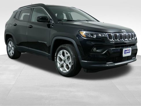 Used 2025 Jeep Compass Latitude AWD/4WD image 2
