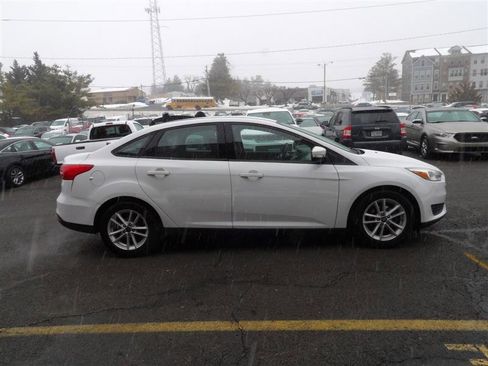 Used 2017 Ford Focus SE w/ Cold Weather Package image 6