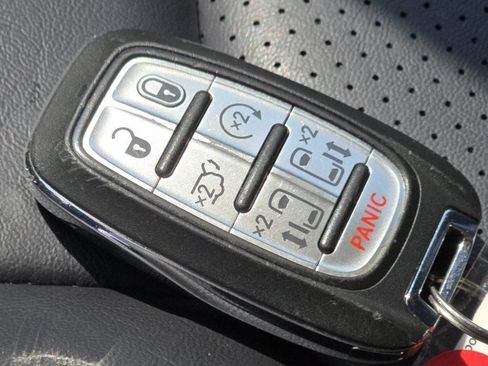 Used 2023 Chrysler Pacifica Touring-L FWD image 68