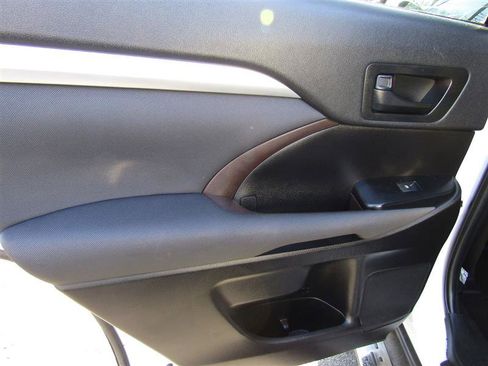 Used 2019 Toyota Highlander LE image 24