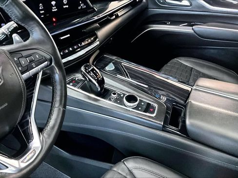 Used 2023 Cadillac Escalade ESV V AWD/4WD image 18