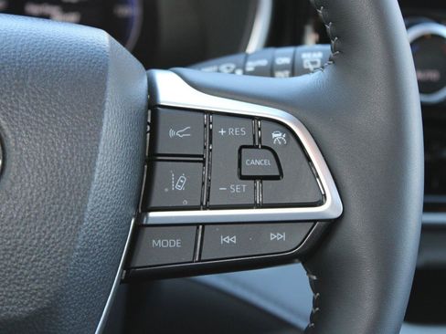 Used 2026 Toyota Highlander Platinum AWD/4WD image 32