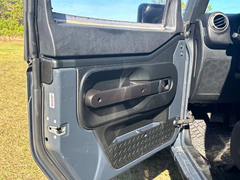 Used 2018 Jeep Wrangler Unlimited Sport w/ Connectivity Group image 18