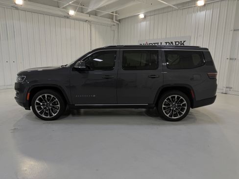 Used 2022 Jeep Wagoneer Series III w/ Premium Group I AWD/4WD image 2