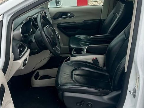 Used 2022 Chrysler Pacifica Touring-L FWD image 7