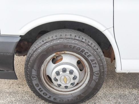 Used 2019 Chevrolet Express 3500 Extended w/ Driver Convenience Package image 7