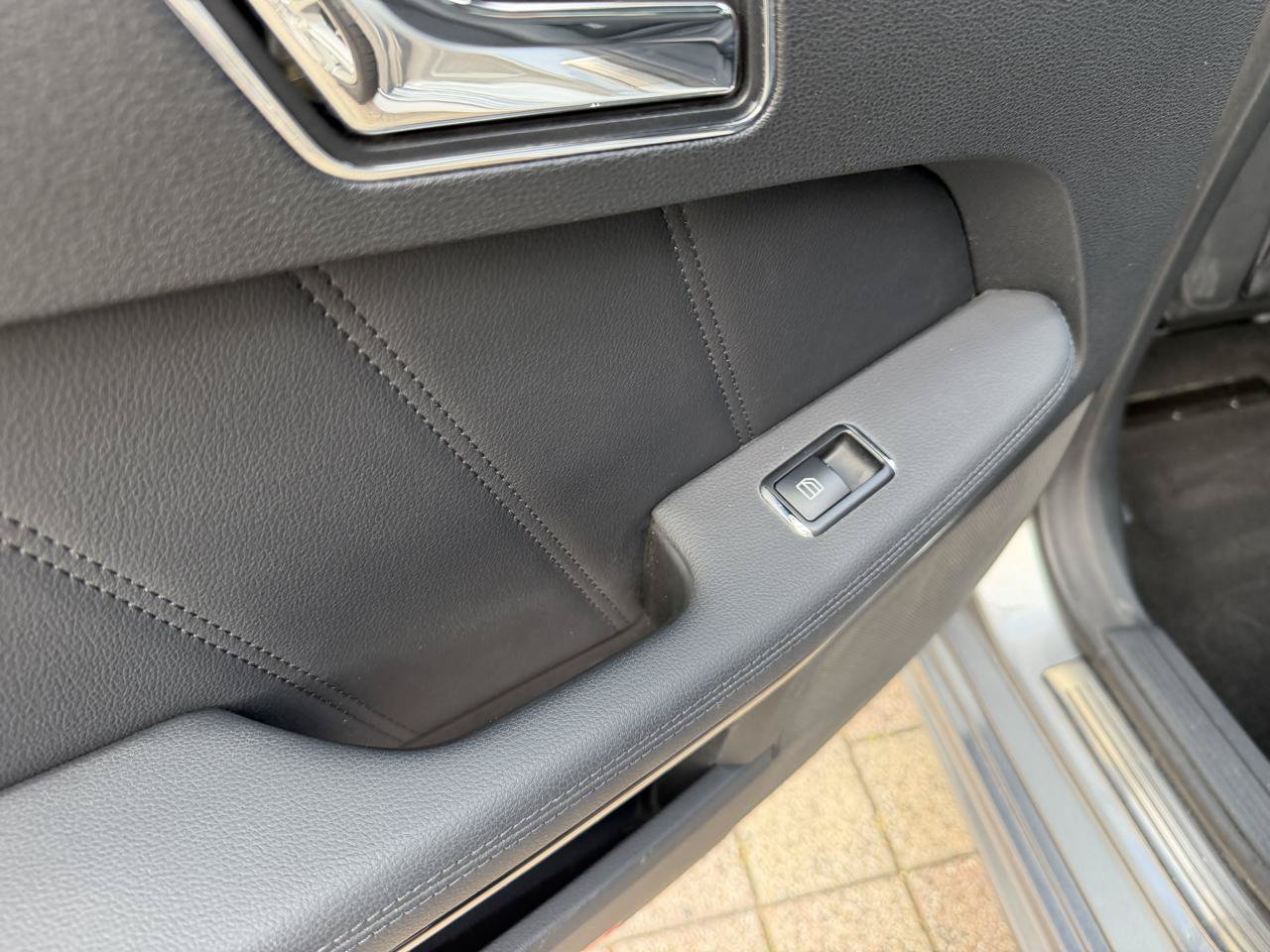 Used 2010 Mercedes-Benz E 550 Sedan image 39