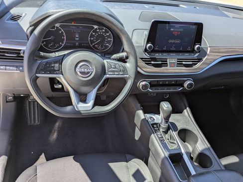 Used 2025 Nissan Altima 2.5 SV FWD image 12