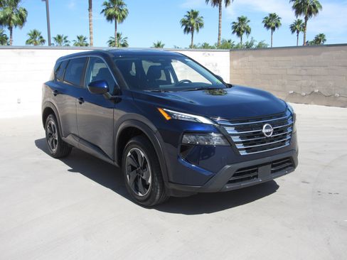 Used 2025 Nissan Rogue SV image 2