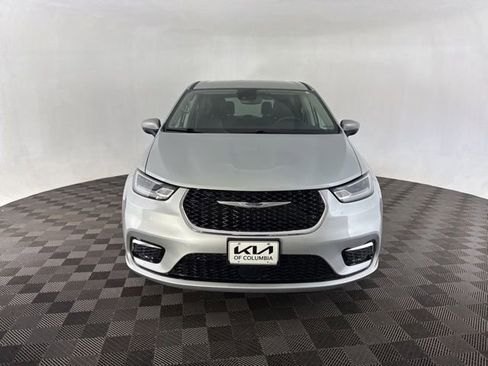 Used 2023 Chrysler Pacifica Touring-L image 3