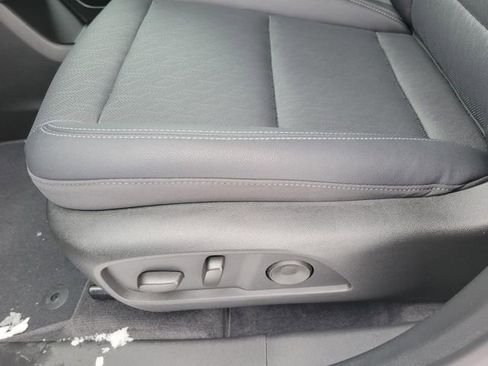 Used 2025 Chevrolet Equinox LT w/ Convenience Package II image 9