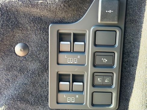 New 2026 Land Rover Discovery Limited Edition image 12