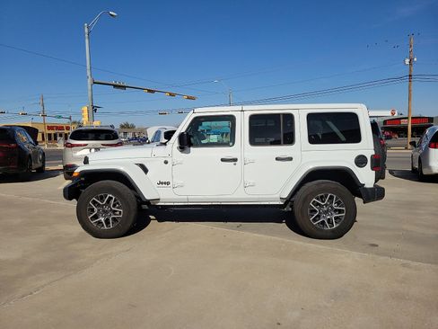 Used 2025 Jeep Wrangler Unlimited Sahara image 4