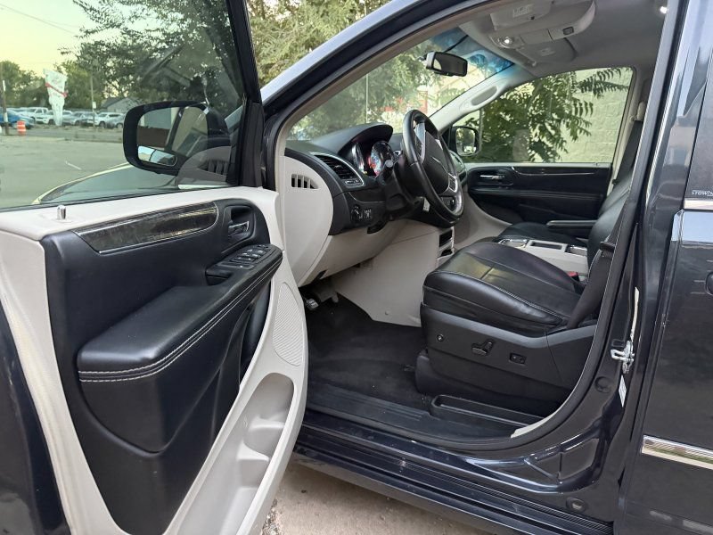 Used 2014 Chrysler Town & Country Touring FWD image 9