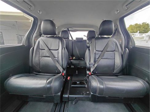 Used 2017 Toyota Sienna SE image 7