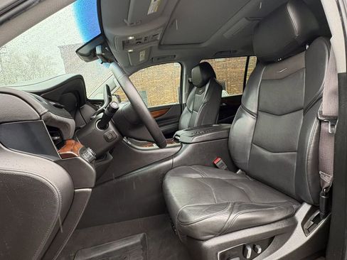 Used 2017 Cadillac Escalade ESV Luxury AWD/4WD image 2