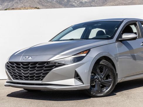 Used 2023 Hyundai Elantra SEL FWD image 2