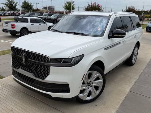Used 2025 Lincoln Navigator Reserve AWD/4WD image 6