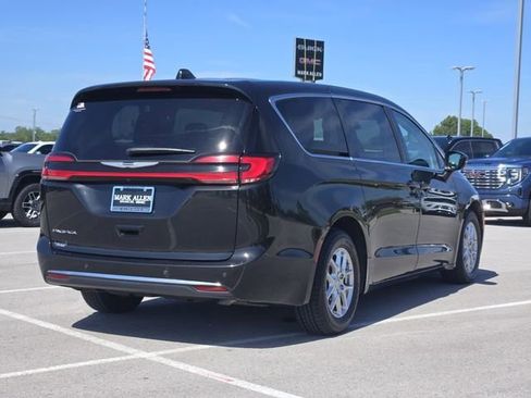 Used 2023 Chrysler Pacifica Touring-L FWD image 7