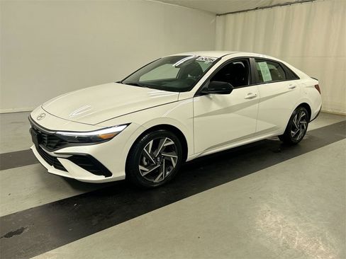 Used 2025 Hyundai Elantra Sport image 5