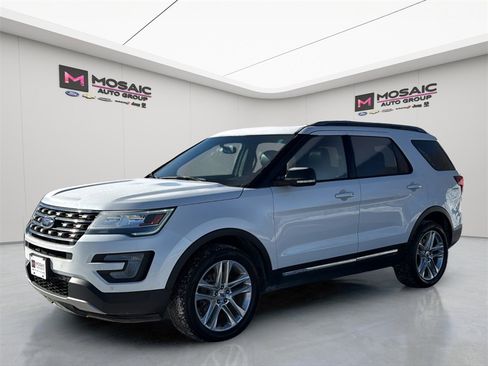 Used 2017 Ford Explorer XLT w/ Equipment Group 202A image 3