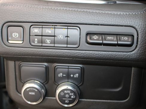 Used 2024 GMC Yukon XL Denali image 29