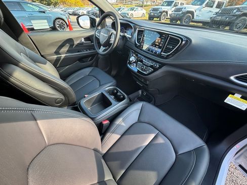 New 2026 Chrysler Pacifica Select FWD image 17