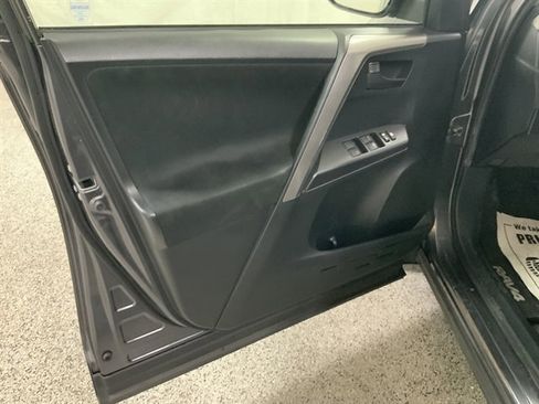 Used 2017 Toyota RAV4 LE AWD/4WD image 15