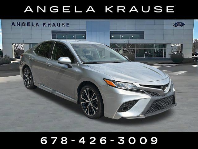 Used 2020 Toyota Camry SE FWD image 1