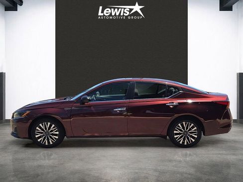 Used 2024 Nissan Altima 2.5 SV FWD image 2