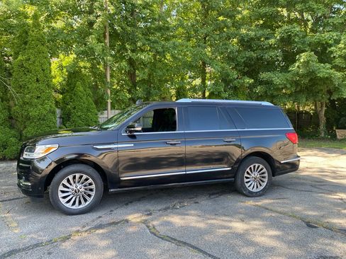 Used 2021 Lincoln Navigator L 4WD image 2