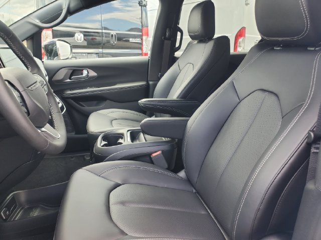 New 2027 Chrysler Pacifica Select AWD/4WD image 6