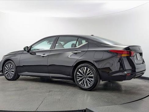Used 2025 Nissan Altima 2.5 SV FWD image 6