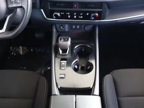 Used 2024 Nissan Rogue S FWD image 32