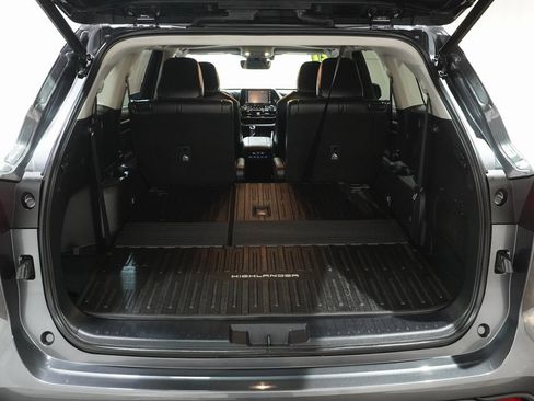 Certified 2021 Toyota Highlander XLE image 6