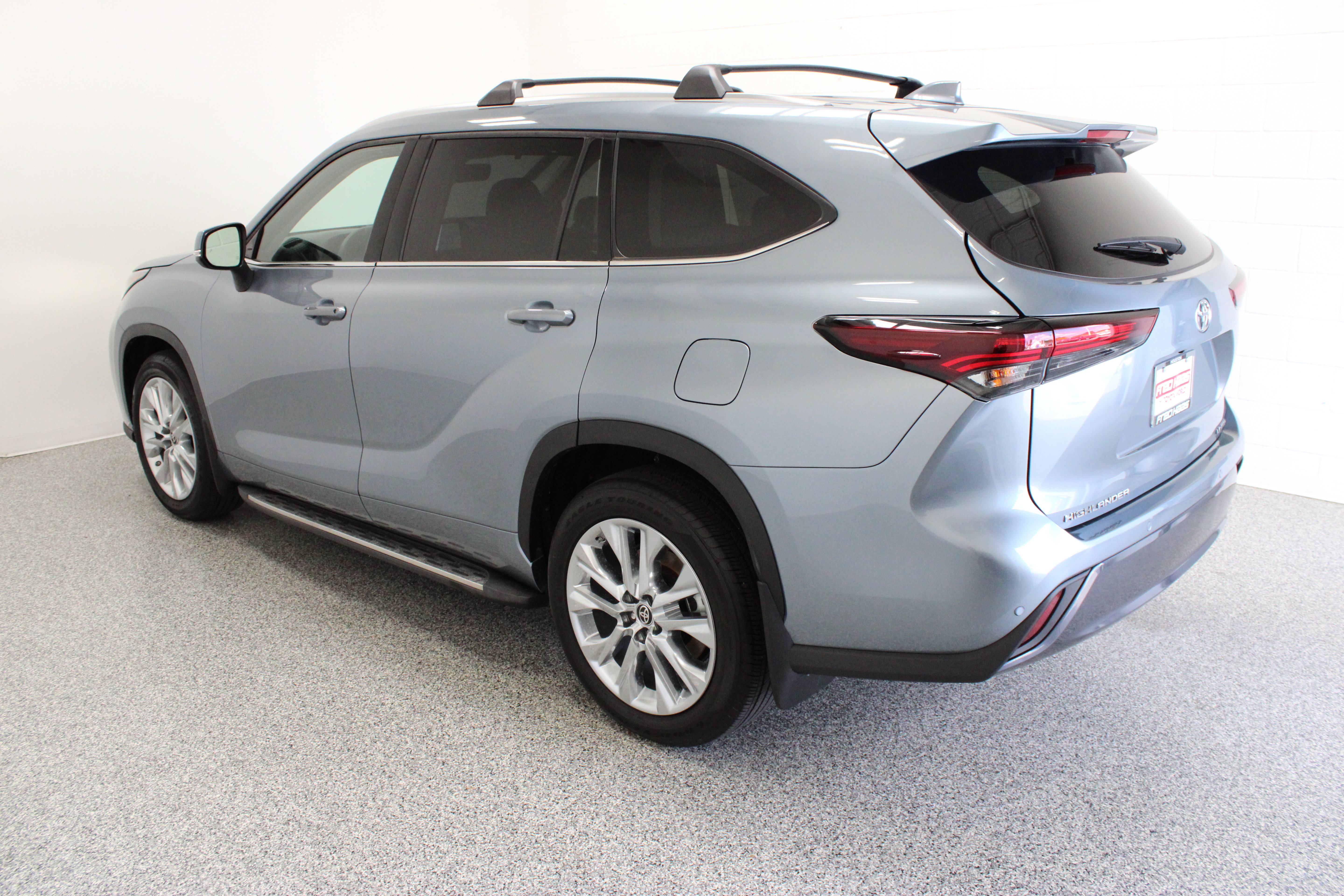 Used 2024 Toyota Highlander Limited FWD image 9