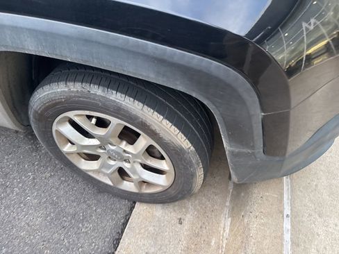 Used 2017 Jeep Renegade Latitude image 3