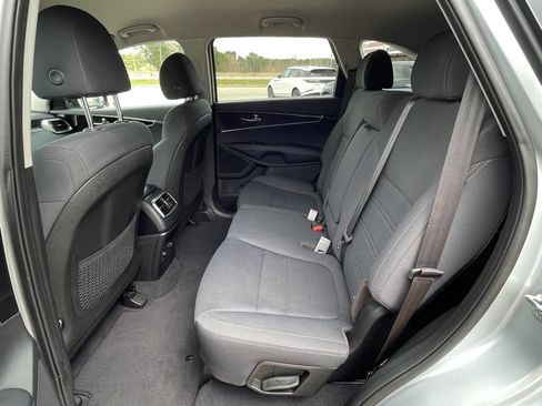 Used 2019 Kia Sorento LX image 31